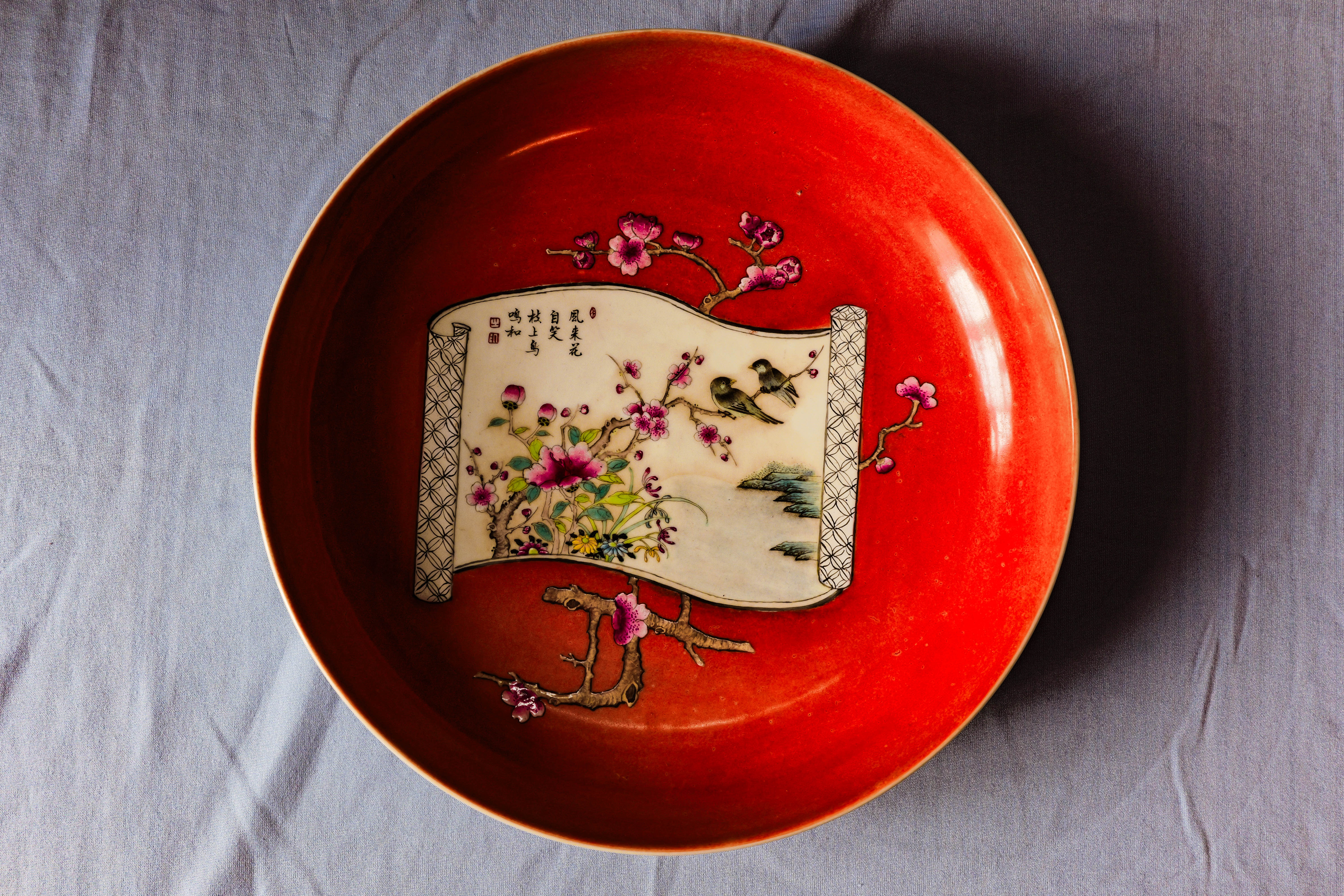 珊瑚红地开窗粉彩花鸟纹盘- 古韵堂