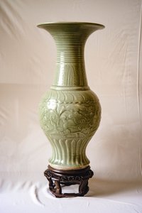 龙泉窑青釉刻花观音瓶