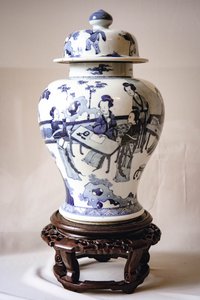 青花仕女婴戏纹将军罐