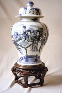 青花仕女婴戏纹将军罐