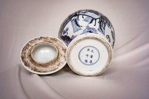 青花仕女婴戏纹将军罐