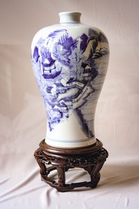 青花山水人物纹梅瓶