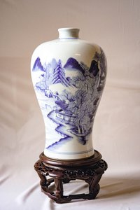 青花山水人物纹梅瓶