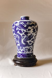 青花龙穿缠枝花卉纹梅瓶