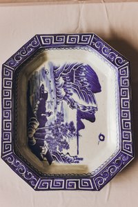 青花山水人物纹八角盘