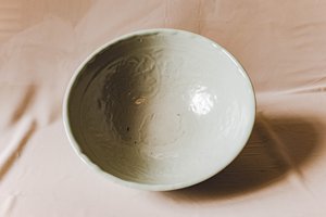 卵白釉刻花缠枝花卉纹大碗