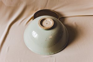 卵白釉刻花缠枝花卉纹大碗