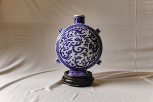 青花龙纹穿带扁瓶