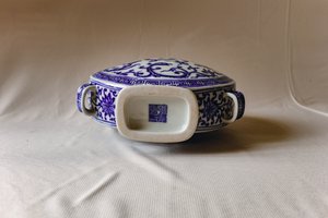 青花龙纹穿带扁瓶