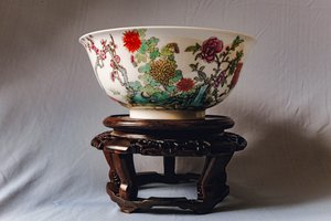 粉彩花石鸟纹大碗