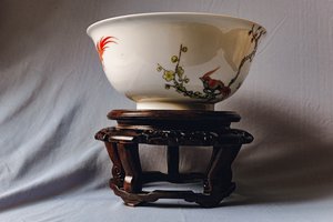 粉彩花石鸟纹大碗