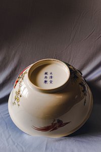 粉彩花石鸟纹大碗