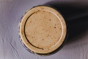 青花海水飞象缠枝花卉纹罐