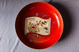 珊瑚红地开窗粉彩花鸟纹盘