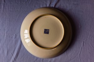 珊瑚红地开窗粉彩花鸟纹盘