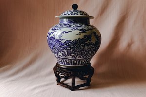 青花海水翼龙缠枝花卉纹盖罐