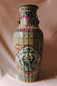 黄地粉彩描金开窗花鸟纹双狮耳大瓶