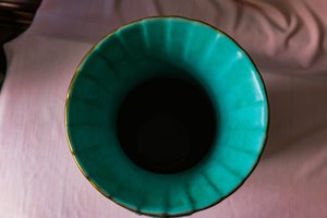 黄地粉彩描金开窗花鸟纹双狮耳大瓶