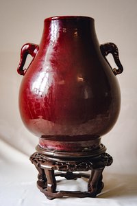 红釉象耳牛头尊